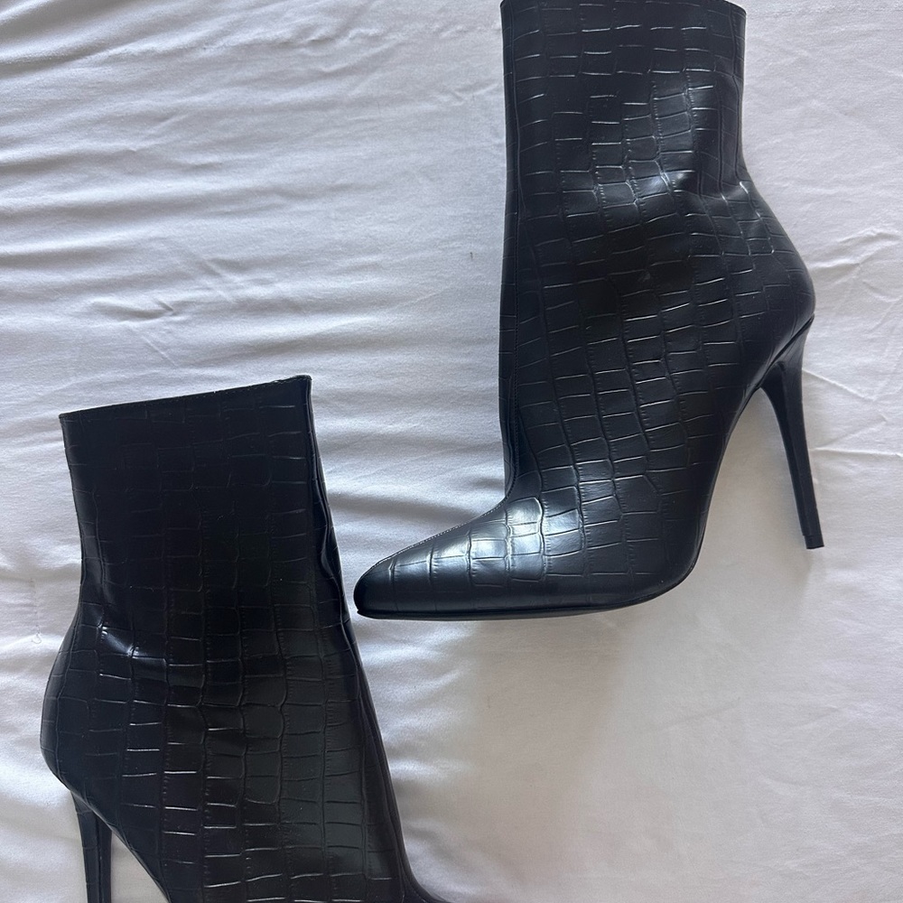 fashion nova boots never worn